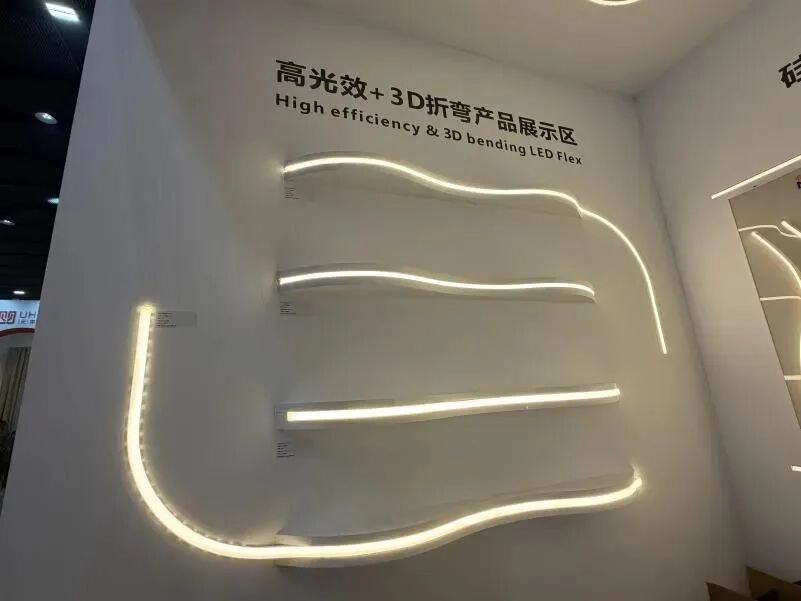 건축 조명의 미래는 지능적 유연성과 초장형 LED 시스템으로 정의됩니다
